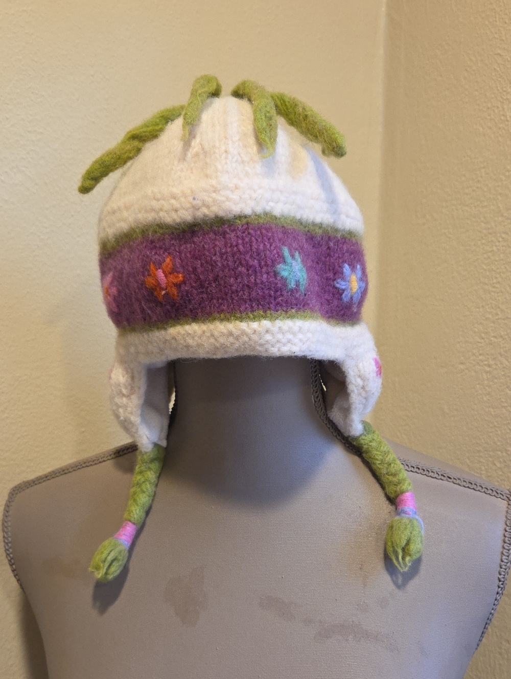 Everest Designs Kids White & Purple Flower Knit Earflap Hat